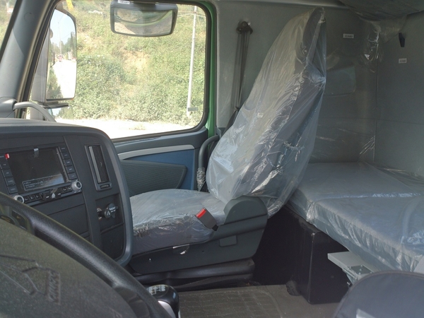 Howo 4 Chân 375HP Cabin A7 – Thiết kế ngoại thất mạnh mẽ, nội thất tiện nghi, an toàn vượt trội.